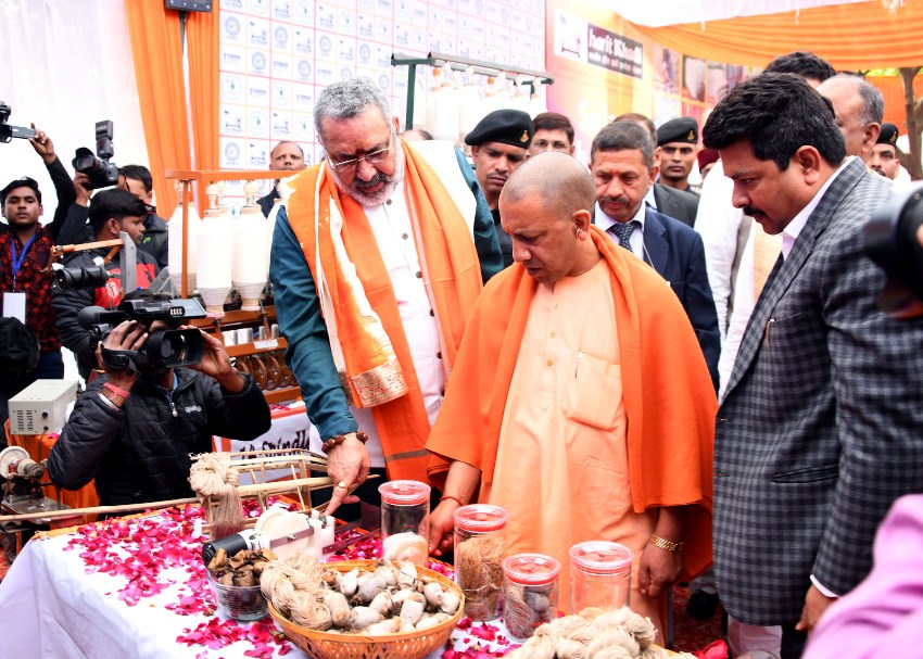 UPCM प्रदर्शनी का अवलोकन करते हुए