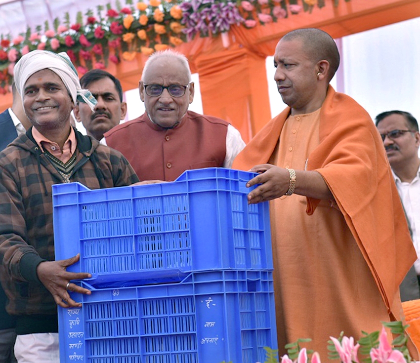 UPCM खाद्य सामग्री बेचने वाले किसानों को प्लास्टिक कैरेट प्रदान करते हुए