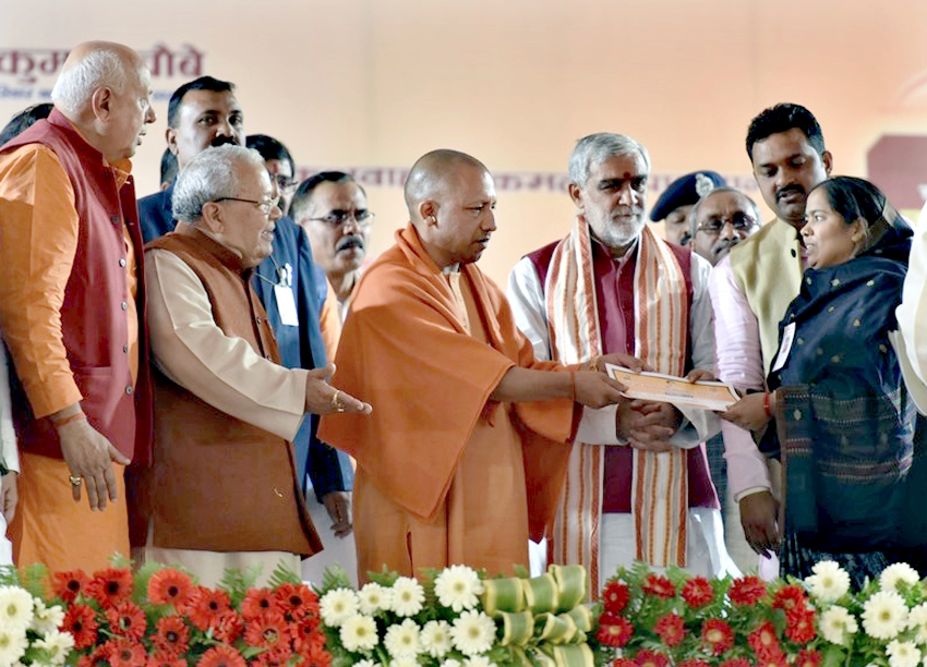 UPCM लाभार्थियों को ट्रैक्टर की चाभी और चेक प्रदान करते हुए