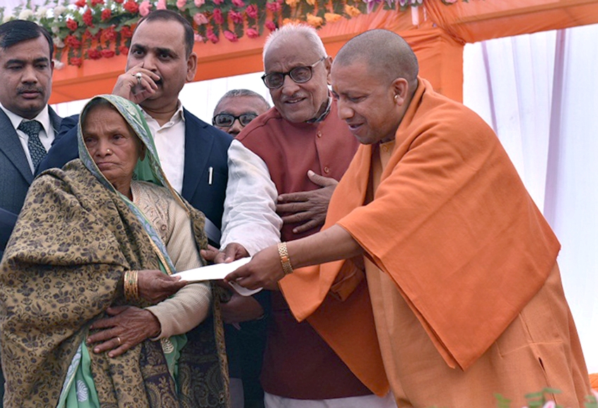 UPCM गोरखपुर में किसानों को चेक प्रदान करते हुए