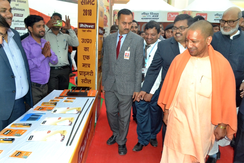 UPCM गीडा में लगे स्टाॅलों/प्रदर्शनी का अवलोकन करते हुए