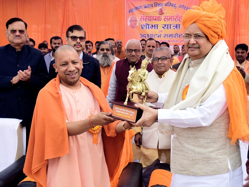 UPCM छत्तीसगढ़ के मुख्यमंत्री डाॅ. रमन सिंह को स्मृति भेंट करते हुए