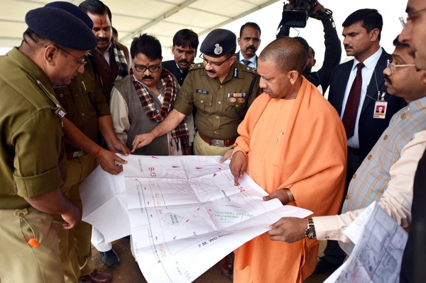 UPCM रायबरेली में माॅडर्न रेल कोच फैक्ट्री का निरीक्षण करते हुए