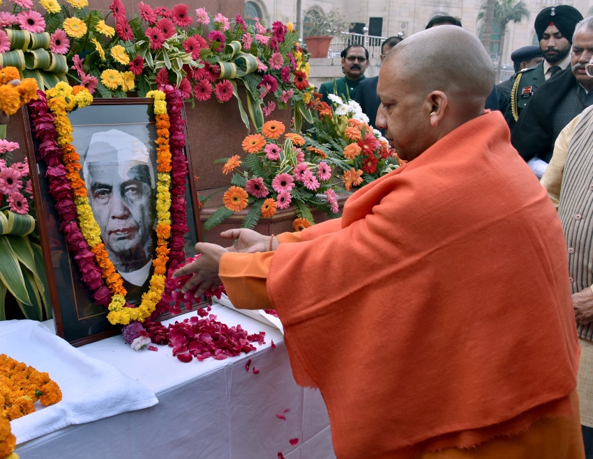 UPCM पूर्व प्रधानमंत्री स्वर्गीय चौधरी चरण सिंह की 116वीं जयंती पर दीप प्रज्ज्वलित कर उनकी प्रतिमा पर माल्यार्पण व पुष्प अर्पित करते हुए