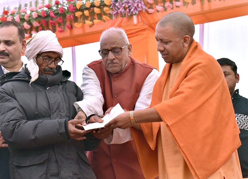 UPCM गोरखपुर में किसानों को चेक प्रदान करते हुए