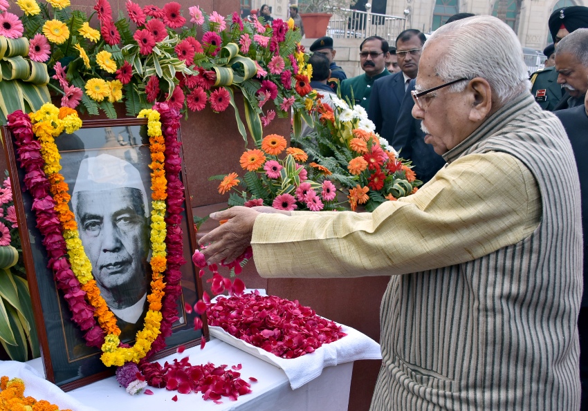 राज्यपाल पूर्व प्रधानमंत्री स्वर्गीय चौधरी चरण सिंह की 116वीं जयंती पर उनकी प्रतिमा पर माल्यार्पण व पुष्प अर्पित करते हुए