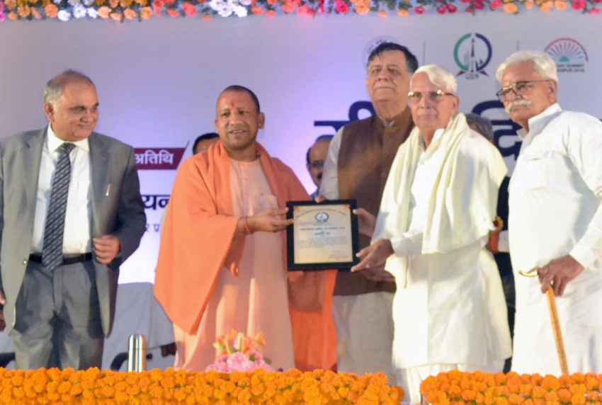 UPCM स्थापना एवं उद्योगों के विकास में सहयोग देने वाले व्यक्तियों को सम्मानित करते हुए