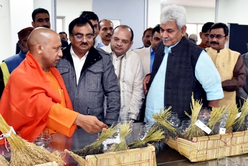 UPCM वाराणसी में अंतरराष्ट्रीय चावल अनुसंधान केंद्र का भ्रमण कर व्यवस्थाओं की समीक्षा करते हुए