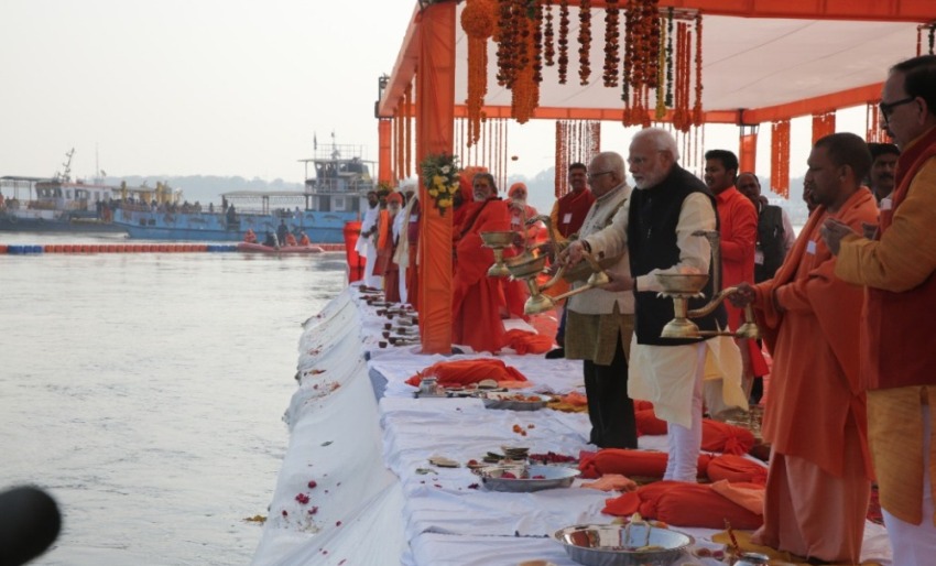 PM मोदी प्रयागराज में साधु-संतों के साथ माँ गंगा की पूजा अर्चना करते हुए