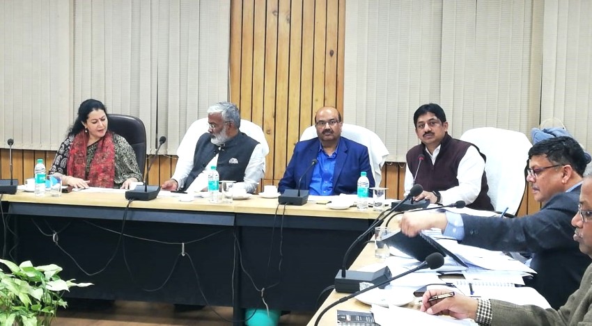 UPCM मंत्रिमंडल के परिवहन मंत्री परिवहन विभाग व परिवहन निगम के अधिकारियों के साथ बैठक करते हुए