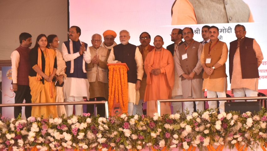 PM प्रयागराज में कुम्भ -2019 की विभिन्न परियोजनाओं का लोकार्पण व शिलान्यास करते हुए