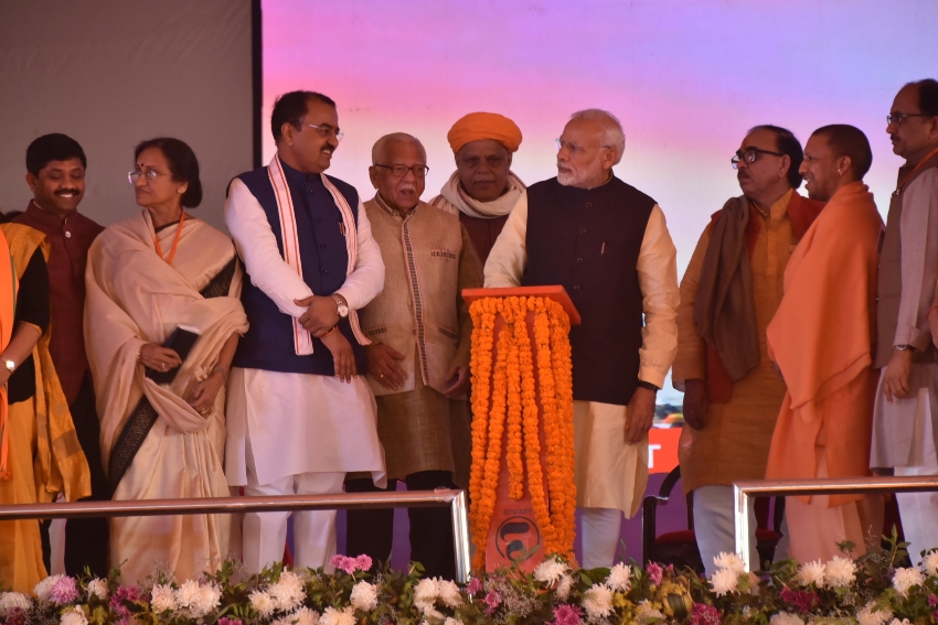 PM प्रयागराज में कुम्भ -2019 की विभिन्न परियोजनाओं का लोकार्पण व शिलान्यास करते हुए