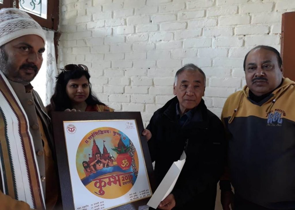 मंत्री उपेन्द्र तिवारी बौद्ध धर्म गुरू दलाई लामा के सचिव को प्रयागराज कुम्भ में आने का आमंत्रण देते हुए