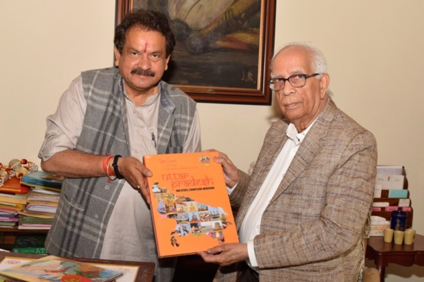 पशुधन मंत्री पश्चिम बंगाल के राज्यपाल को कुम्भ मेला-2019 के लिए आमंत्रित करते हुए