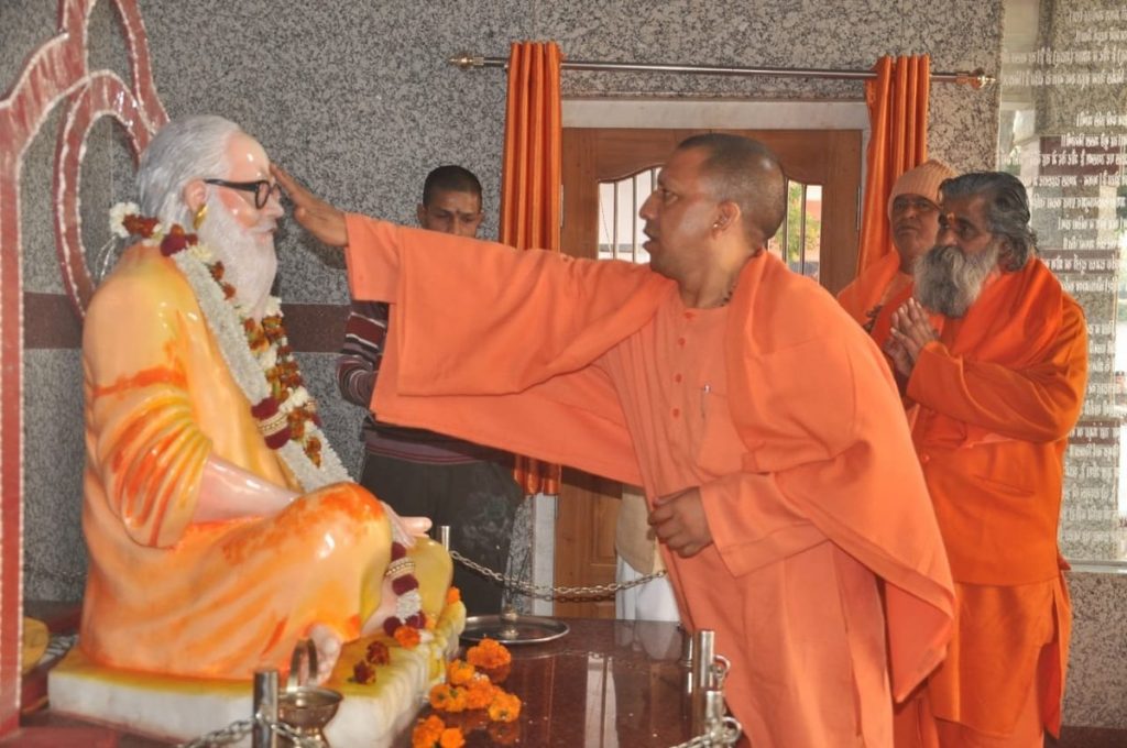 UPCM 3-01-2019 को जनपद गोरखपुर स्थित गोरखनाथ मंदिर में पूजा-अर्चना करते हुए