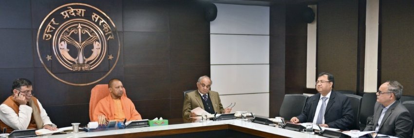 UPCM लोकभवन में बिल्डर्स-बायर्स की समस्याओं के सम्बन्ध में प्रोजेक्ट सेटलमेंट पाॅलिसी के प्रस्तुतिकरण का अवलोकन करते हुए