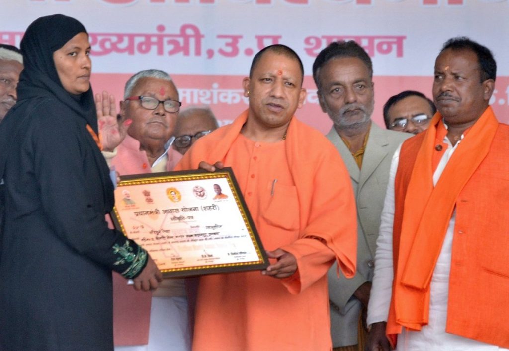 UPCM गोरखपुर में प्रधानमंत्री आवास योजना (शहरी) के लाभार्थियों को आवास स्वीकृत प्रमाण पत्र का वितरण करते हुए