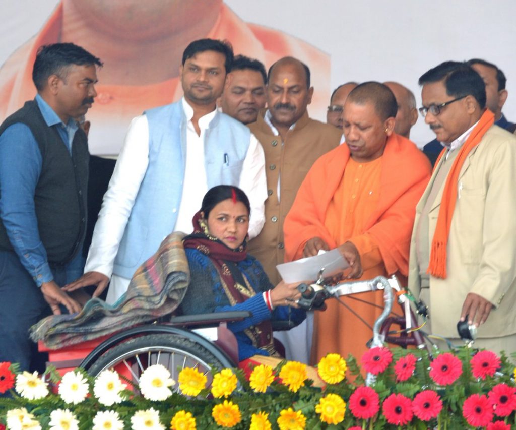 UPCM लाभार्थियों को स्वीकृति पत्र एंव उपकरण वितरित करते हुए
