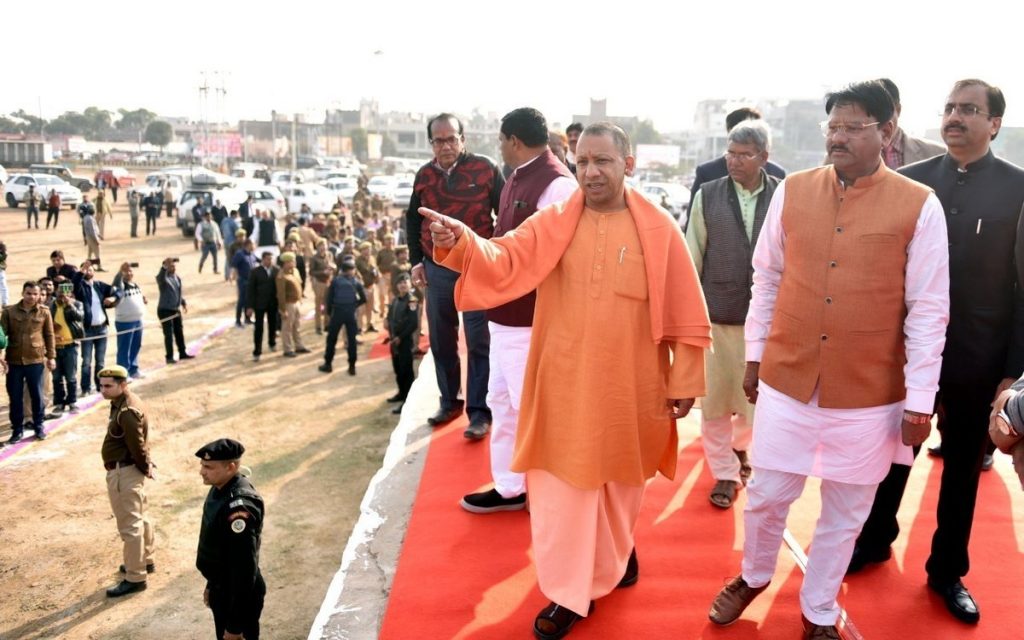 UPCM आगरा में प्रस्तावित प्रधानमंत्री के दौरे से पहले संबंधित विभागों के अधिकारियों संग स्थलीय निरीक्षण करते हुए