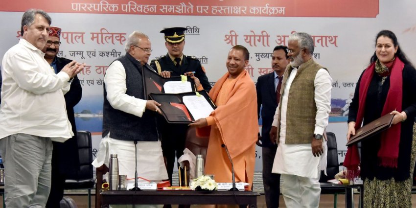 UPCM उत्तर प्रदेश व जम्मू एवं कश्मीर और उत्तर प्रदेश व हिमाचल प्रदेश राज्यों के मध्य पारस्परिक परिवहन समझौते पर हस्ताक्षर करते हुए