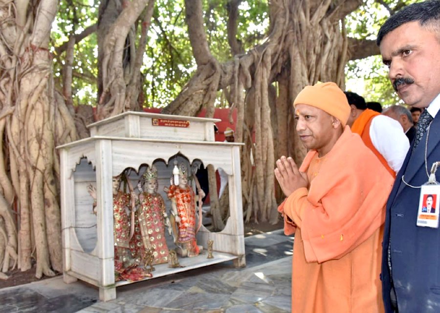 UPCM कुम्भ मेला क्षेत्र में सरस्वती कूप और सरस्वती प्रतिमा का अनावरण कर पूजा-अर्चना करते हुए