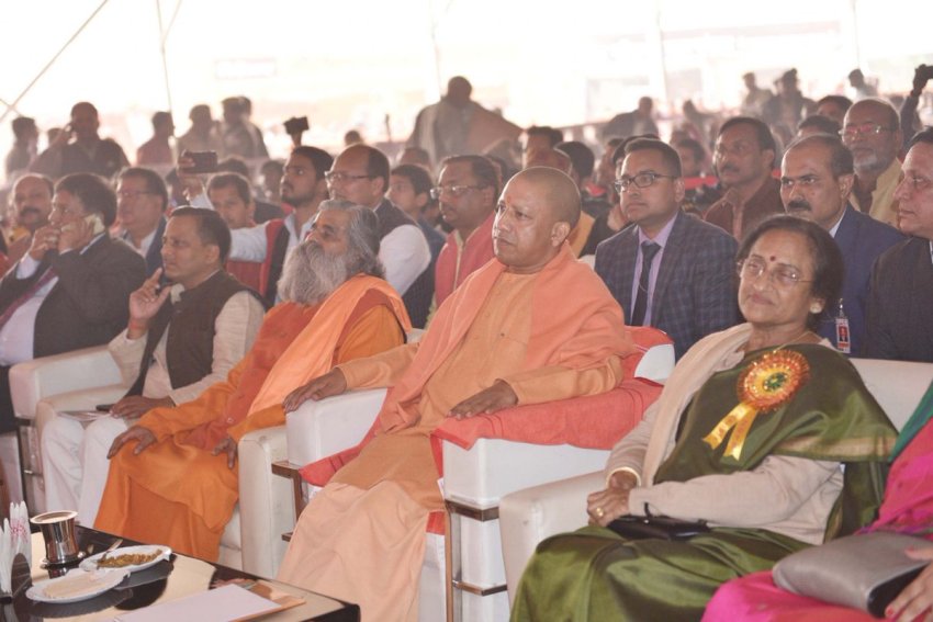 UPCM गोरखपुर महोत्सव में  कार्यक्रम को देखते हुए