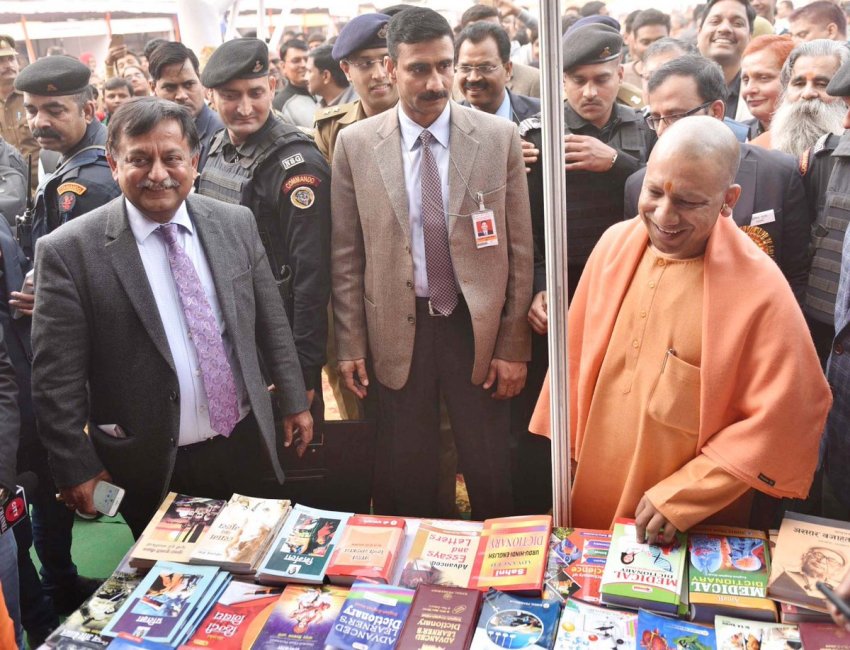 UPCM गोरखपुर महोत्सव में प्रदर्शनी का अवलोकन करते हुए
