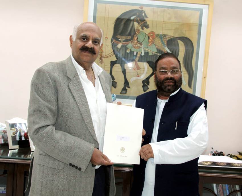 श्रम मंत्री पंजाब के राज्यपाल को UPCM द्वारा प्रेषित आमंत्रण पत्र प्रदान करते हुए