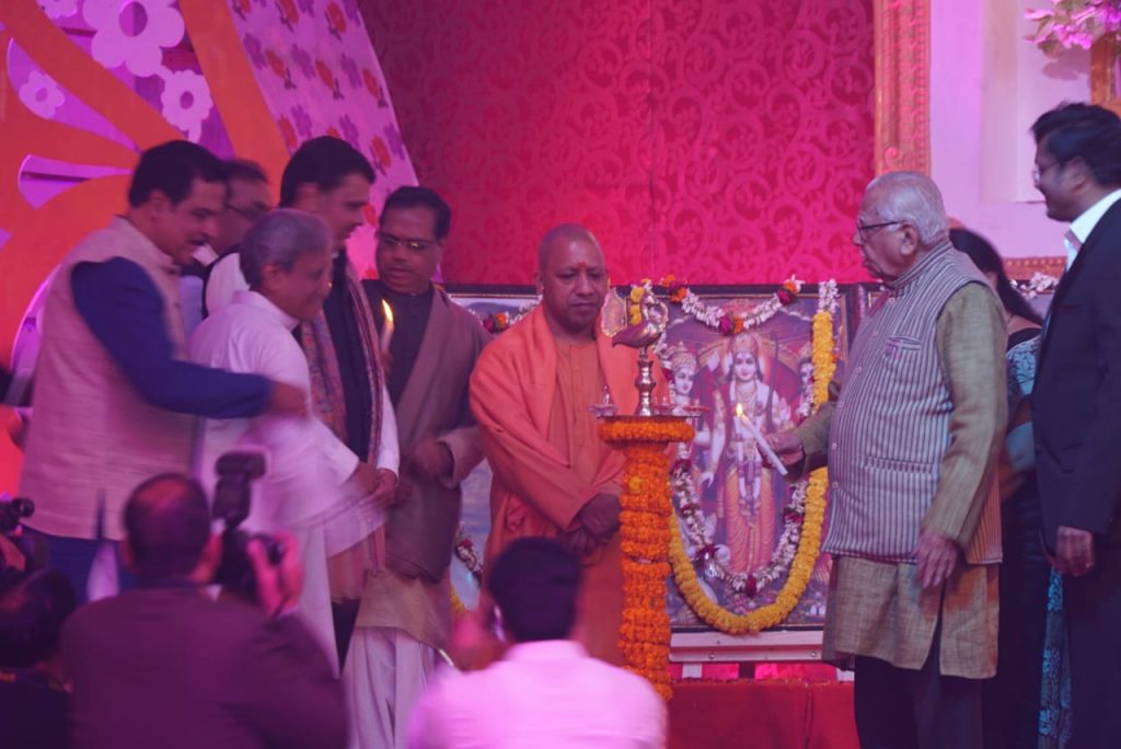 राज्यपाल, UPCM, महाराष्ट्र के मुख्यमंत्री और सूचना राज्यमंत्री ने संयुक्त रूप से दीप प्रज्ज्वलित कर ‘गीत रामायण’ कार्यक्रम का उद्घाटन किया
