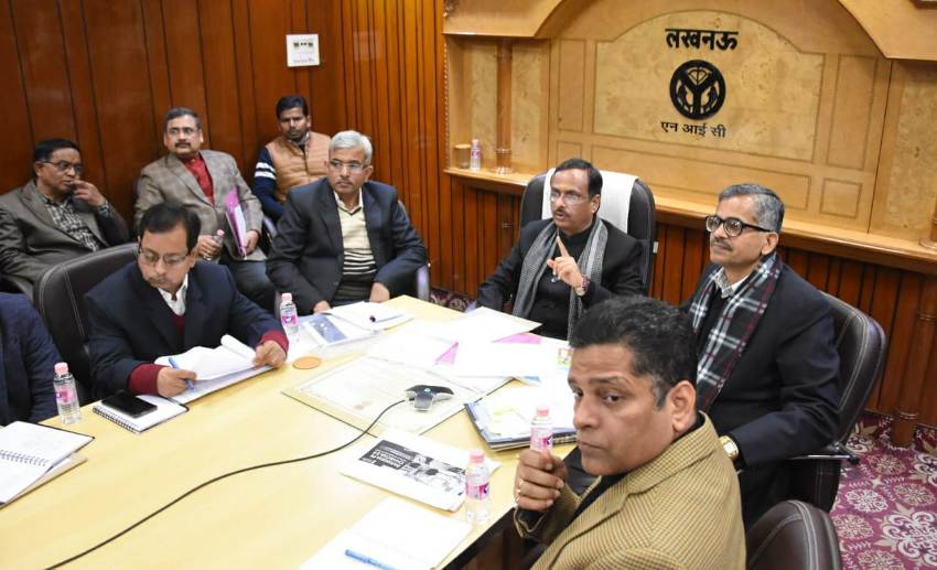 UP_Dy_CM योजना भवन में वीडियो कान्फ्रेंसिंग के माध्यम से विभागीय अधिकारियों को निर्देश देते हुए