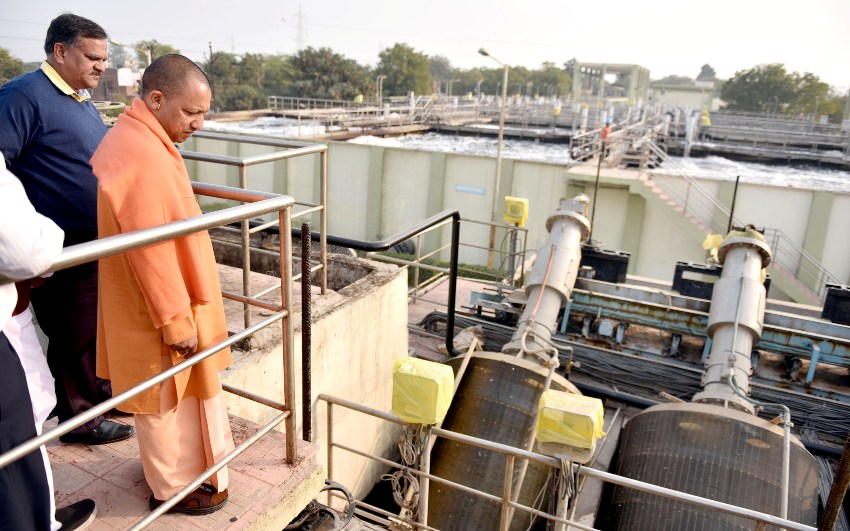 UPCM आगरा में प्रधानमंत्री के आगमन से पूर्व गंगाजल सफाई के उपकरण का निरीक्षण करते हुए