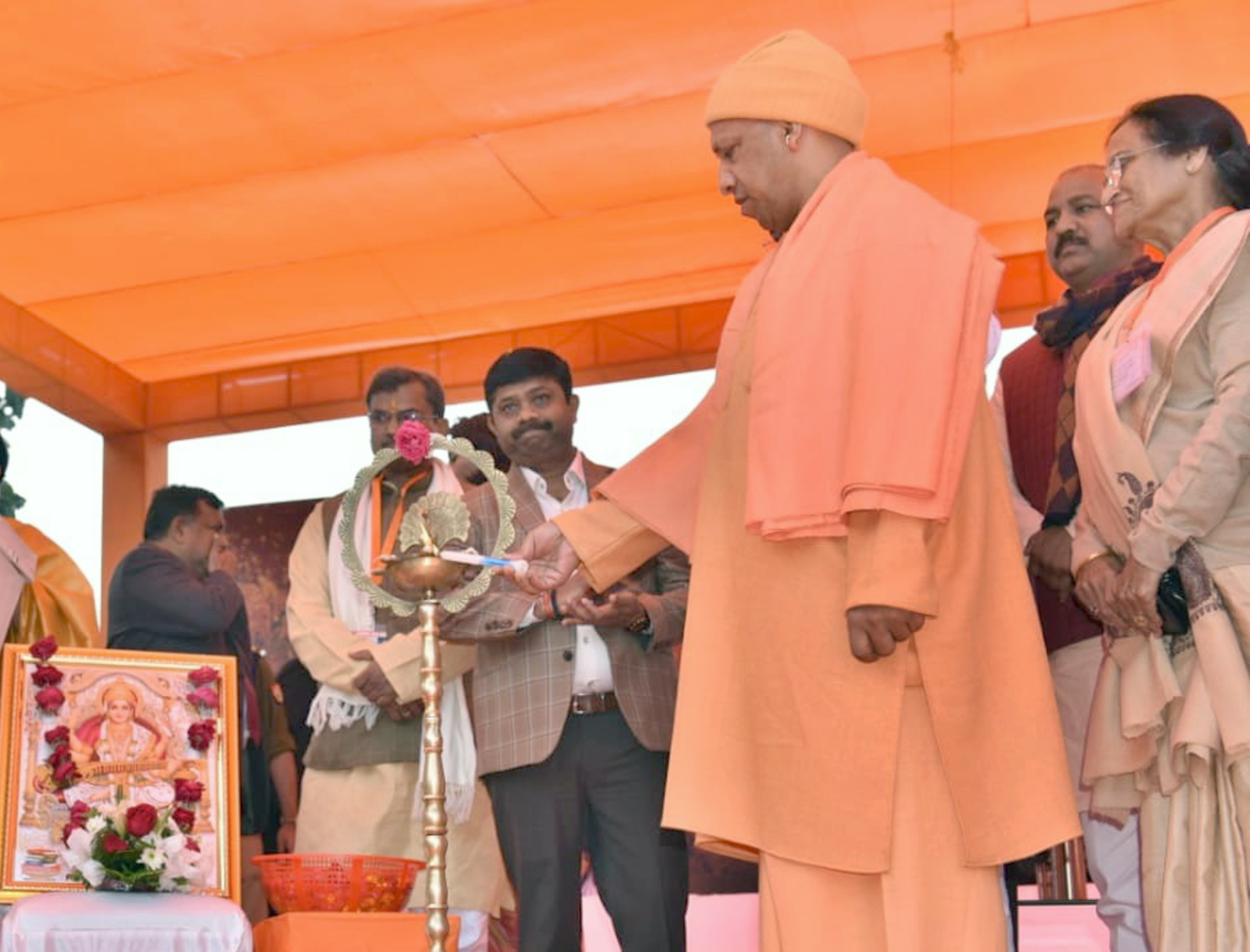 UPCM प्रयागराज में आयोजित कार्यक्रम का दीप प्रज्जवलित कर शुभारम्भ करते हुए