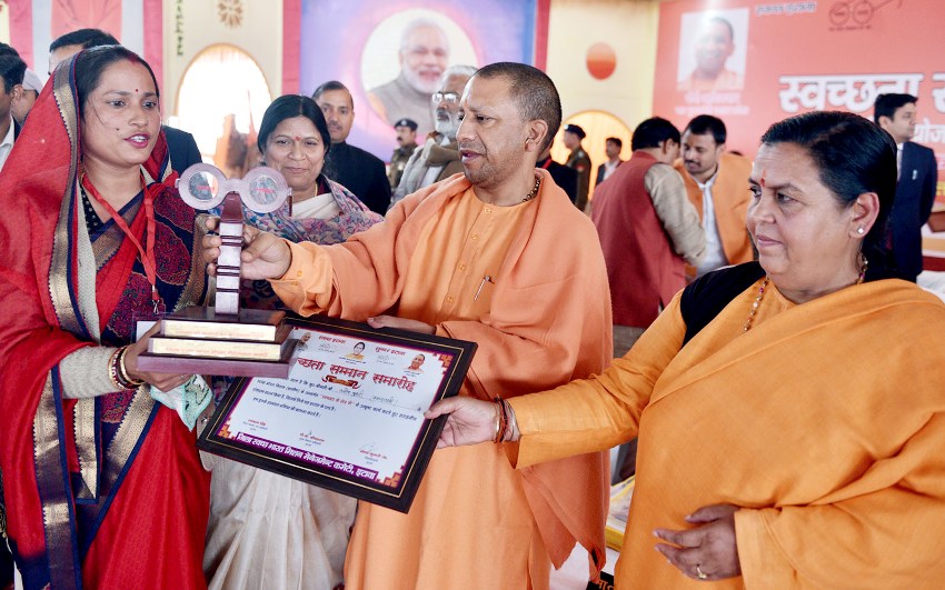 UPCM विभिन्न योजना के लाभार्थी को स्वीकृति पत्र प्रदान करते हुए