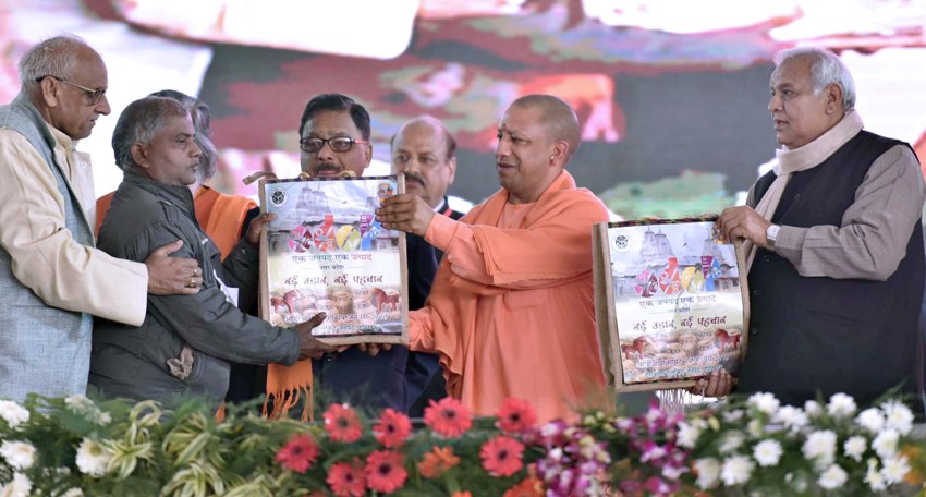 UPCM हस्तशिल्पियों को इलेक्ट्रिक चाक सहित टूलकिट वितरित करते हुए