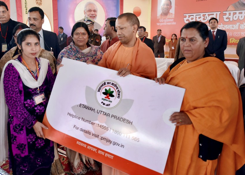 UPCM और केन्द्रीय पेयजल एवं स्वच्छता मंत्री उमा भारती लाभार्थियों को प्रमाण पत्र प्रदान करते हुए