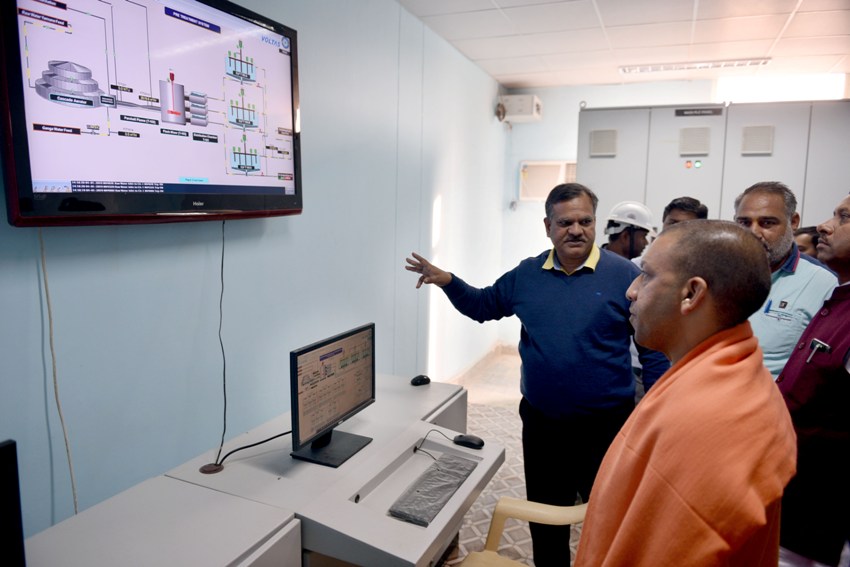 UPCM आगरा में प्रधानमंत्री के आगमन से पूर्व गंगाजल सफाई के उपकरण का निरीक्षण करते हुए