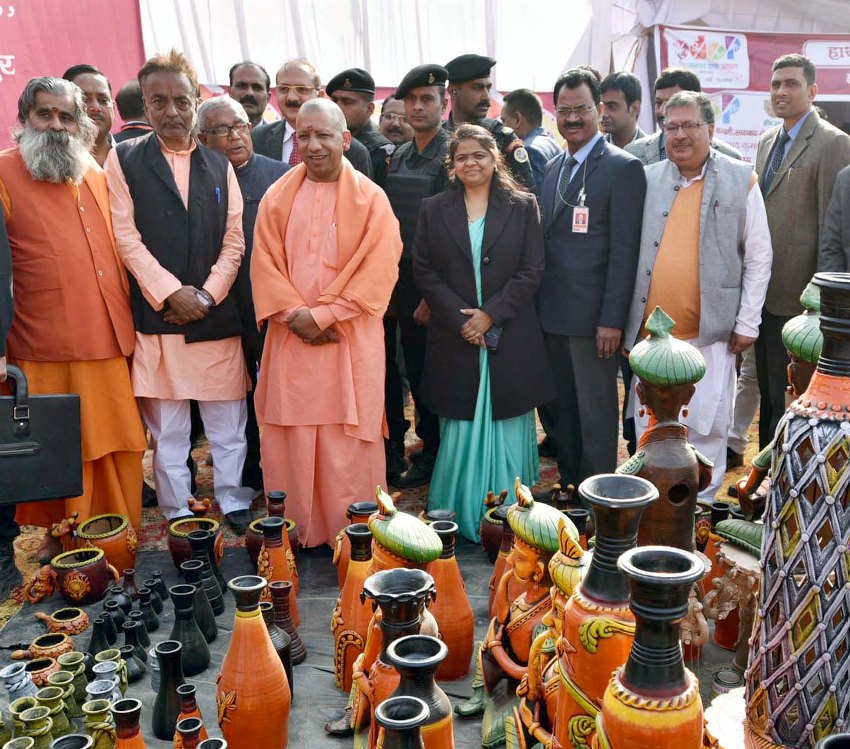 UPCM ओ.डी.ओ.पी. उत्पादों की प्रदर्शनी का अवलोकन करते हुए