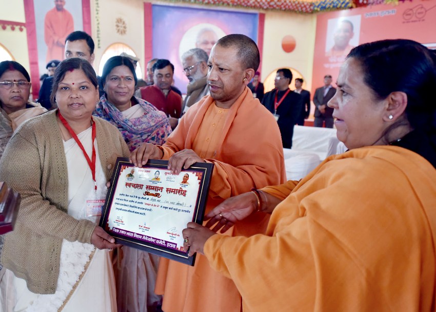 UPCM और केन्द्रीय पेयजल एवं स्वच्छता मंत्री उमा भारती लाभार्थियों को प्रमाण पत्र प्रदान करते हुए