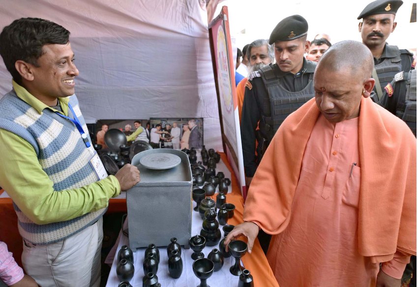 UPCM ओ.डी.ओ.पी. उत्पादों की प्रदर्शनी का अवलोकन करते हुए