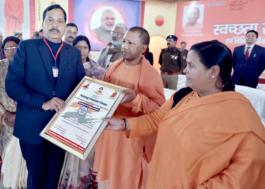 UPCM और केन्द्रीय पेयजल एवं स्वच्छता मंत्री उमा भारती लाभार्थियों को प्रमाण पत्र प्रदान करते हुए