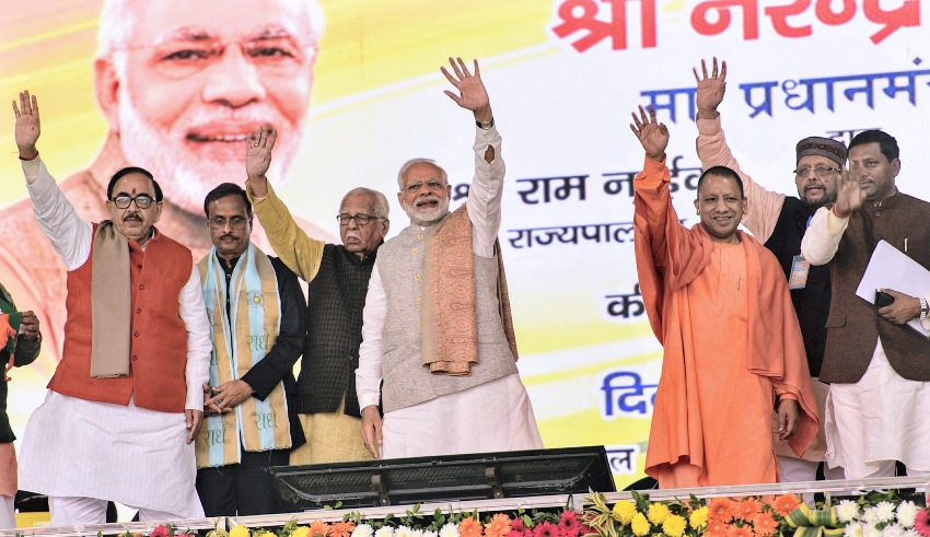 आगरा में आयोजित कार्यक्रम में PM, UPCM, राज्यपालऔर उप-मुख्यमंत्री जनसभा को सम्बोधित करते हुए