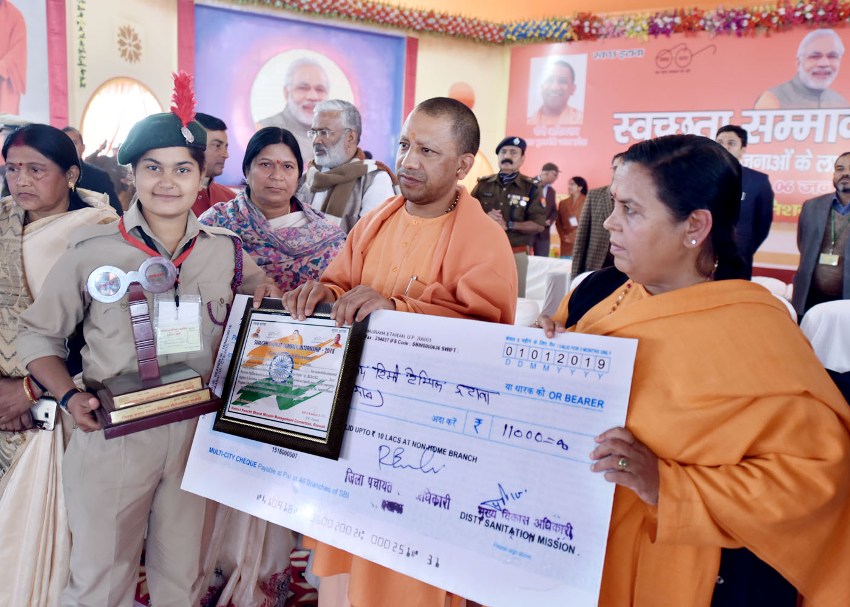 UPCM विभिन्न लाभार्थीपरक योजनाओं के लाभार्थियों को चेक और स्वीकृति पत्र प्रदान करते हुए
