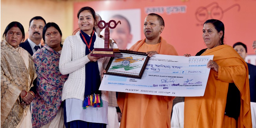 UPCM विभिन्न लाभार्थीपरक योजनाओं के लाभार्थियों को चेक प्रदान करते हुए