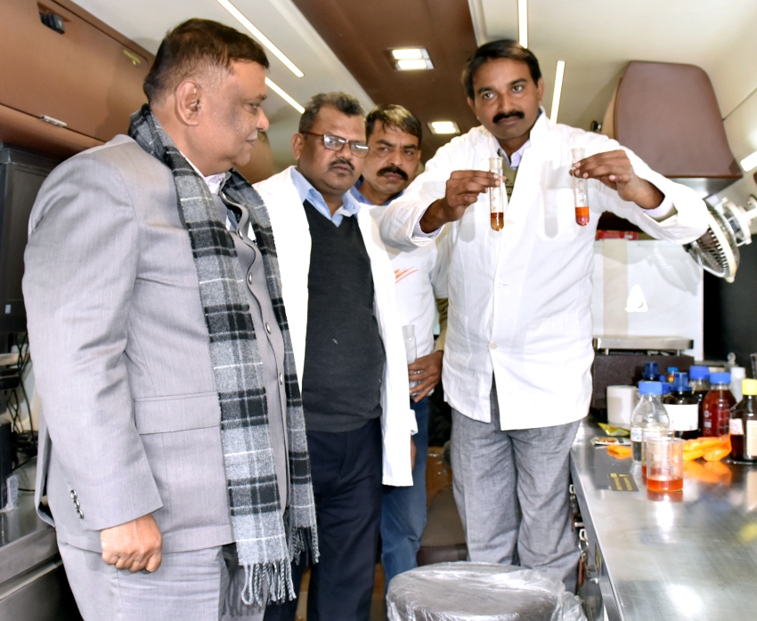 मंत्री अतुल गर्ग "फूड सेफ्टी ऑन व्हील्स" में खाद्य पदार्थ की जाँच कैसे की जाती है, का प्रयोग देखते हुए