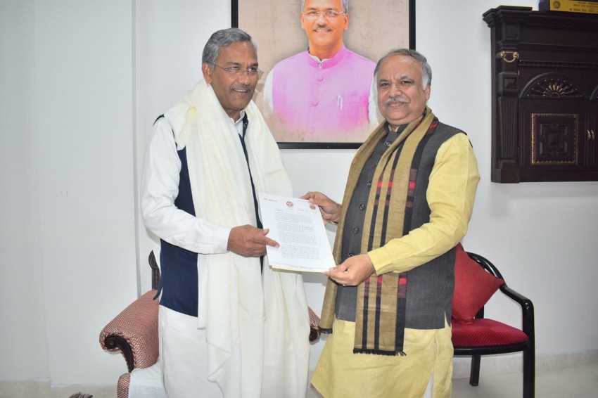 मंत्री आशुतोष टण्डन उत्तराखण्ड के मुख्यमंत्री को UPCM द्वारा प्रेषित आमंत्रण पत्र प्रदान करते हुए