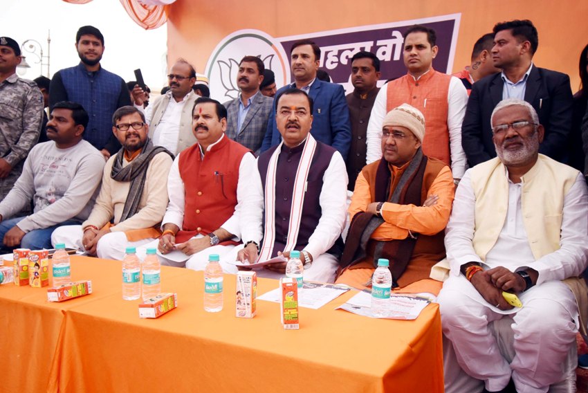 UP_Dy_CM लखनऊ में 1090 चौराहा से वीडियों रथ को झण्डी दिखाकर अभियान का शुभारम्भ करते हुए