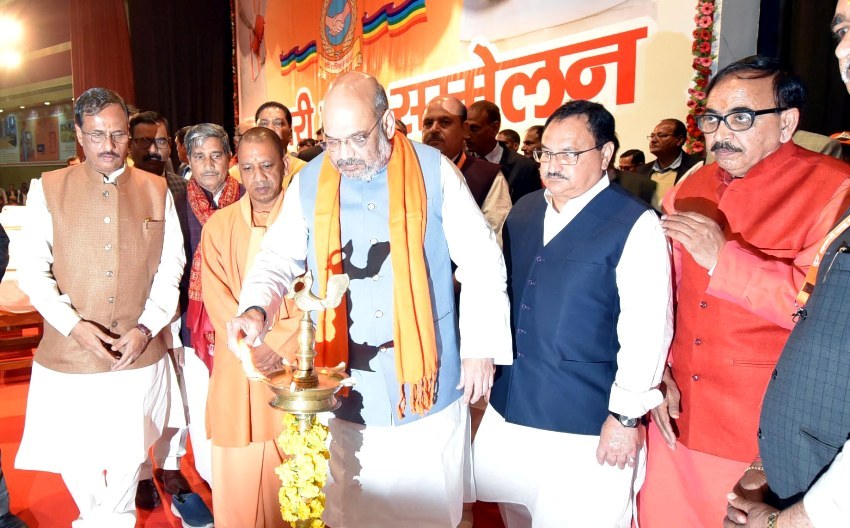 BJP अमित शाह सहकारिता सम्मेलन का दीप प्रज्ज्वलित कर शुभारंभ करते हुए