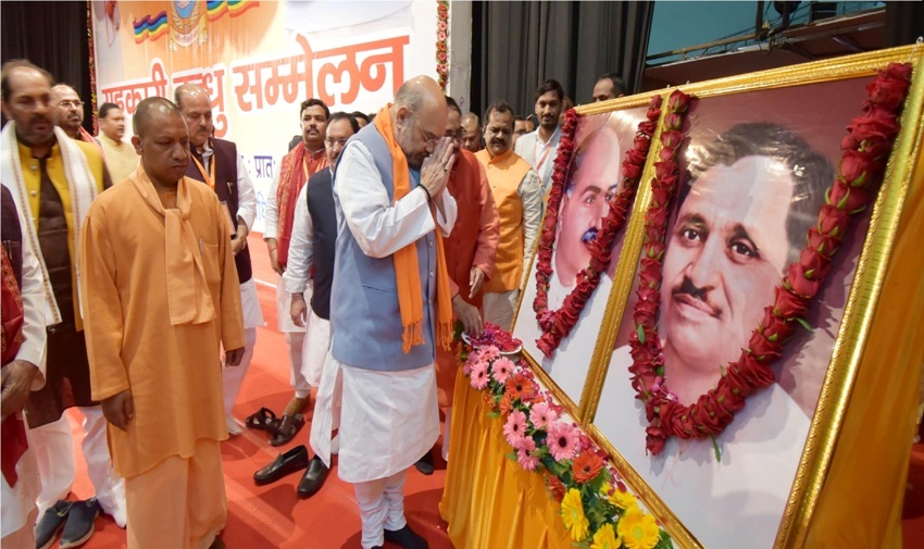 बाबा साहब भीम राव अम्बेडकर की प्रतिमा पर पुष्पाजंलि अर्पित कर नमन करते हुए