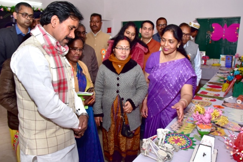 होमगार्ड्स मंत्री अनिल राजभर बच्चों द्वारा लगाई गई प्रदर्शनी का अवलोकन करते हुए