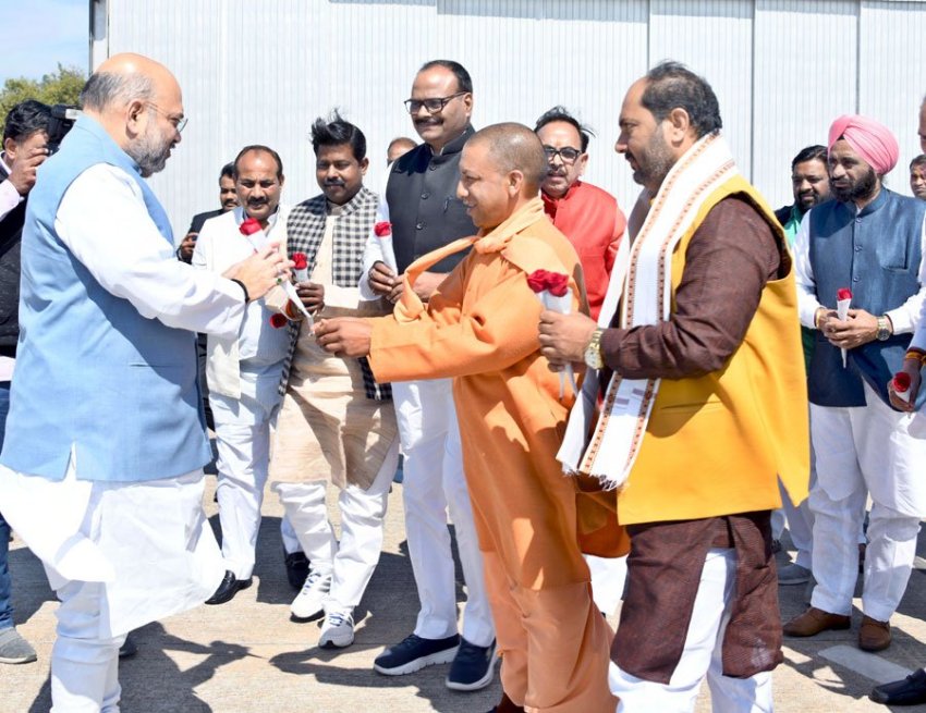 UPCM BJP अमित शाह का एयरपोर्ट पर स्वागत करते हुए